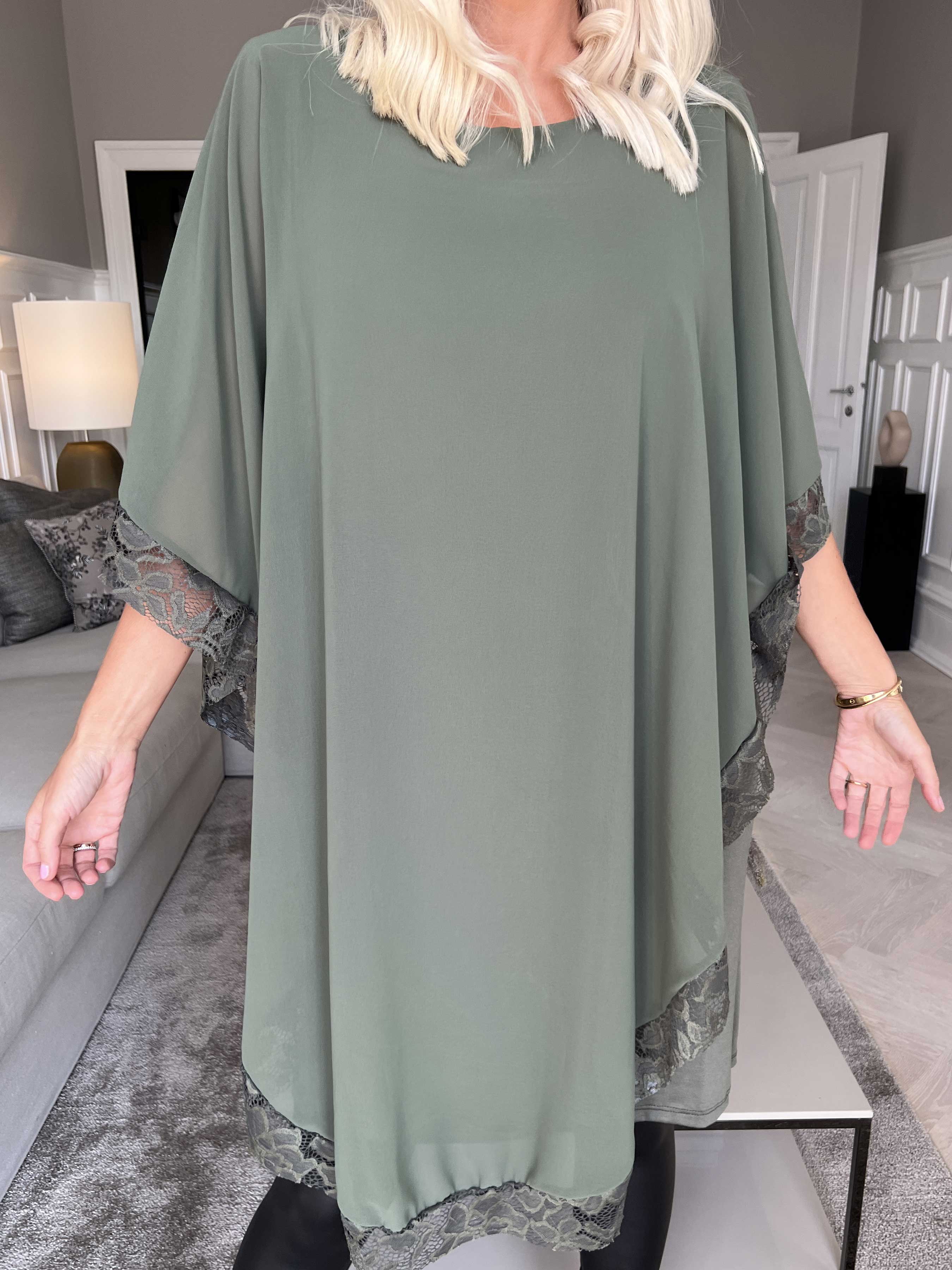 Kenya Edge - Tunikaklänning med chiffonglager och spetskant